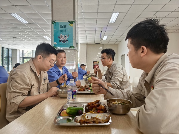 251756083177127200.jpg 8.24 后勤服務(wù)暖人心 同心護(hù)航中修行——彬州公司綜合辦全力保障中修工作側(cè)記 附圖3.jpg