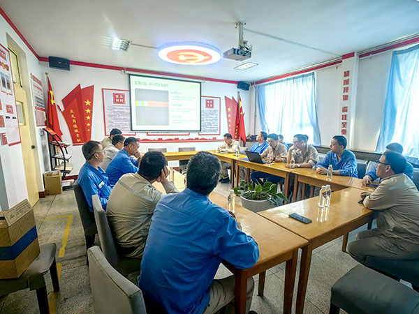 251756090615196521.jpg 動(dòng)力車(chē)間評(píng)議小組正在進(jìn)行民主評(píng)議.jpg