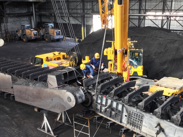 271756263910809067.jpg 堆取料機(jī)現(xiàn)場(chǎng).jpg