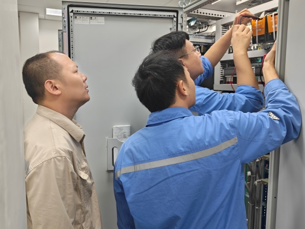 271756267785115647.jpg 8月23日姚文杰在機(jī)柜間配合點(diǎn)檢工作.jpg