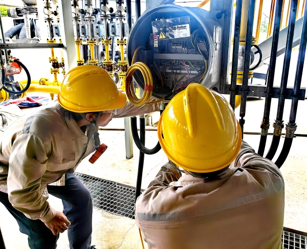 281756344049527777.jpg 參檢人員做調(diào)試儀表.jpg