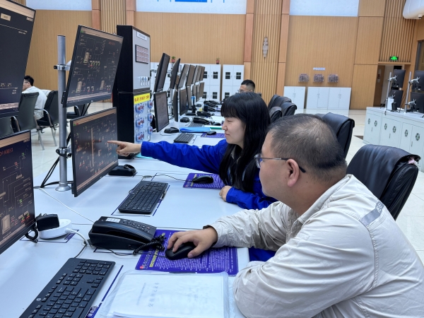 291756428913138045.jpg 成璠在中控進行監(jiān)盤.jpg