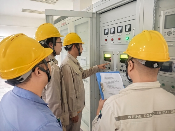 151757916771176451.jpg 電氣值班人員正在同期并網(wǎng)操作.jpg