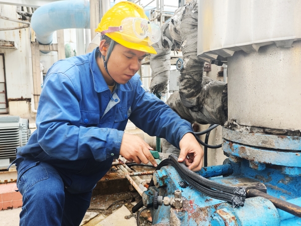 101760078176870648.jpg 李玄在檢修現(xiàn)場切割填料.jpg