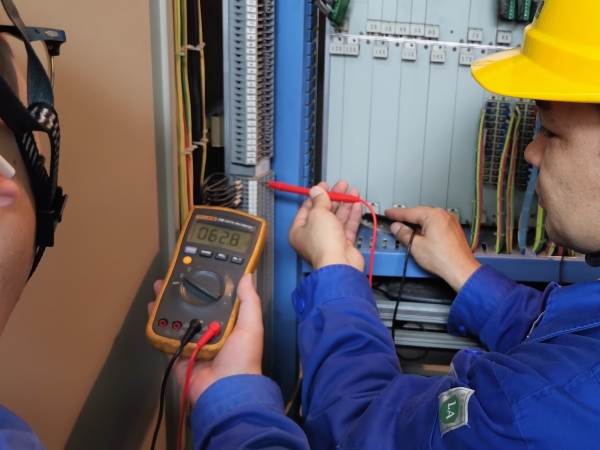 211761005401537069.jpg 正在檢查直流對地電壓.jpg