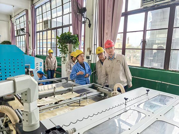 271761534221158697.jpg 黨支部書記帶隊(duì)的小組對(duì)生產(chǎn)流程細(xì)致排查 600.jpg