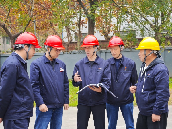 11月5日，公司領(lǐng)導(dǎo)任黨宏深入庫房檢查 (1)(1)  600.jpg