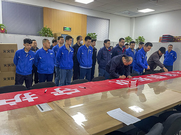 舉行消防安全日啟動(dòng)意識(shí)簽名   600.jpg