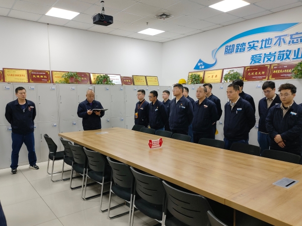 圖1 交接班會(huì)韓主任重點(diǎn)傳達(dá)防凍方案。.jpg