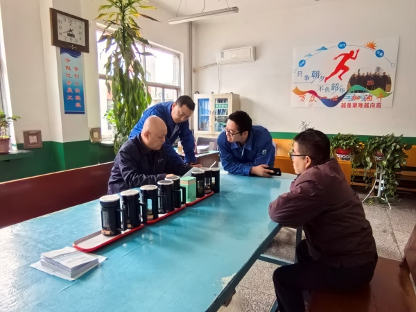 281764290689183146.jpg 支部書記李風(fēng)明落實班組獎金發(fā)放制度.jpg