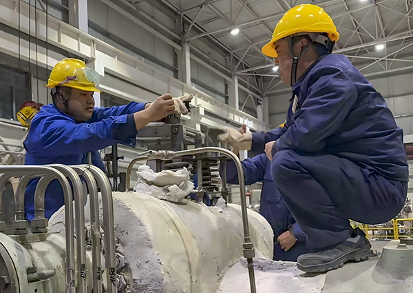 121765524362282154.jpg 肖睿與車間技術(shù)員在調(diào)節(jié)閥處架設(shè)百分表 600.jpg