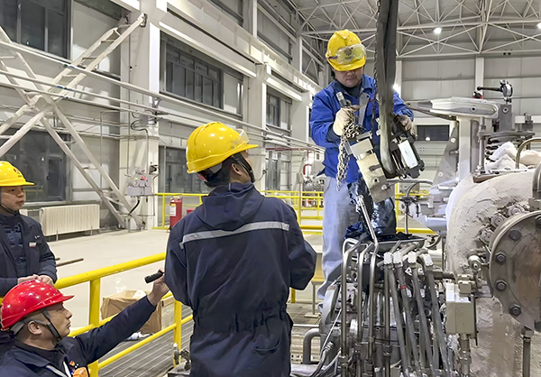 121765524380109690.jpg 李旭東與肖睿吊裝舊油動機(jī) 600.jpg